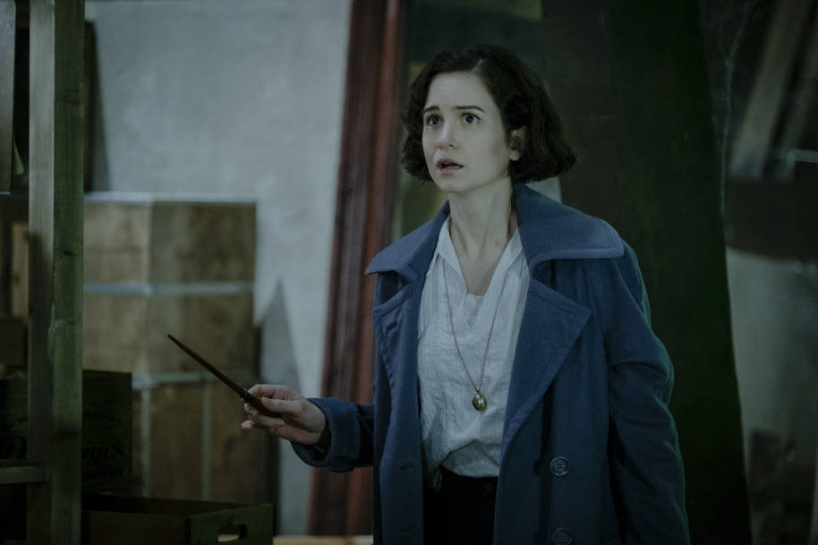 Tina Goldstein (played by Katherine Waterston) holds her wand at the ready in Fantastic Beasts and Where to Find Them