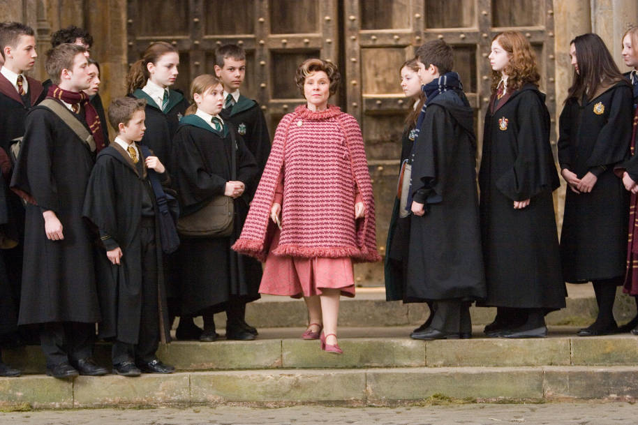 HP-F5-order-of-the-phoenix-umbridge-courtyard-web-landscape