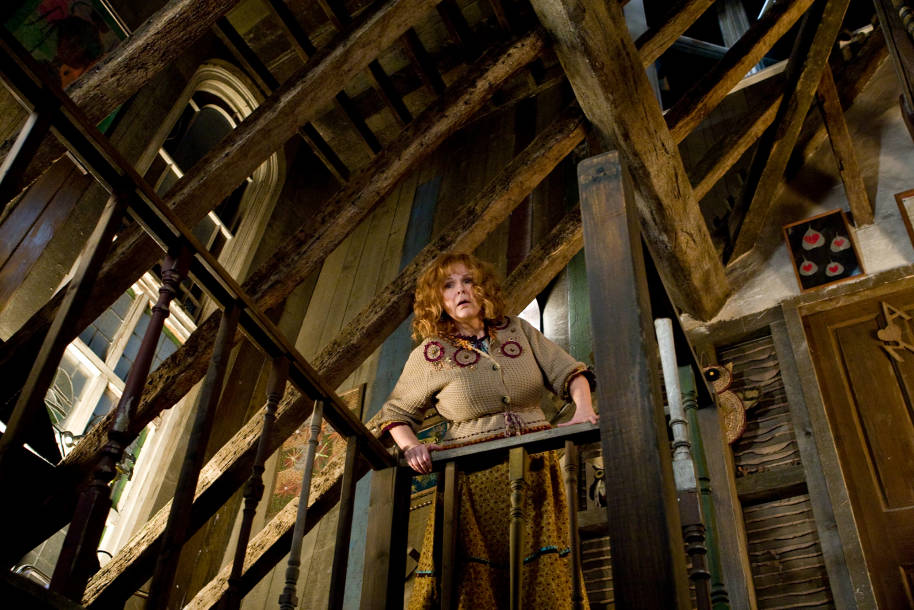 HP-F6-half-blood-prince-molly-weasley-the-burrown-stairs-web-landscape