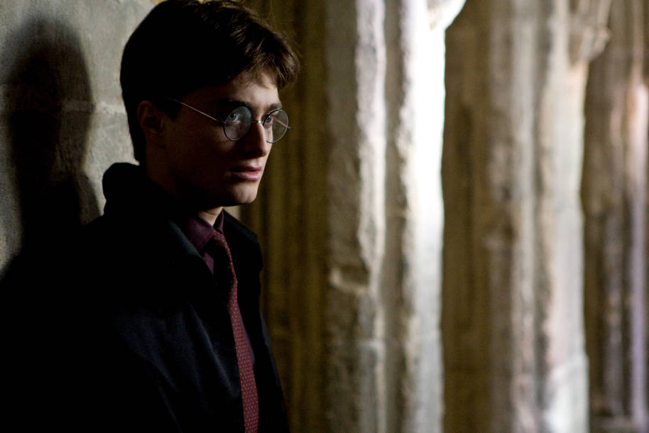 HP-F6-half-blood-prince-harry-potter-looking-moody-corridor-shadowy-web-landscape