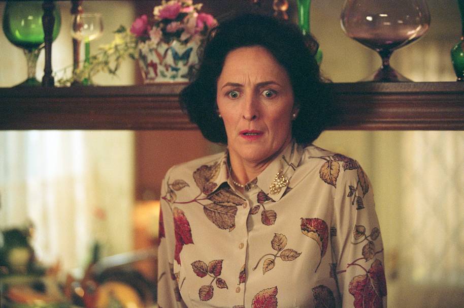 Petunia Dursley a l'air choquée et inquiète à Privet Drive 