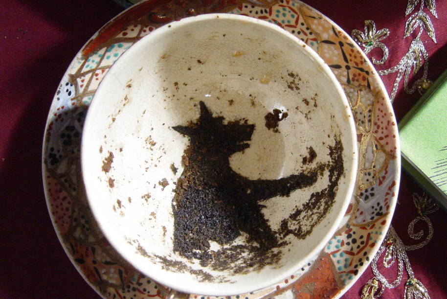 The Grim made of tea leaves in divination 