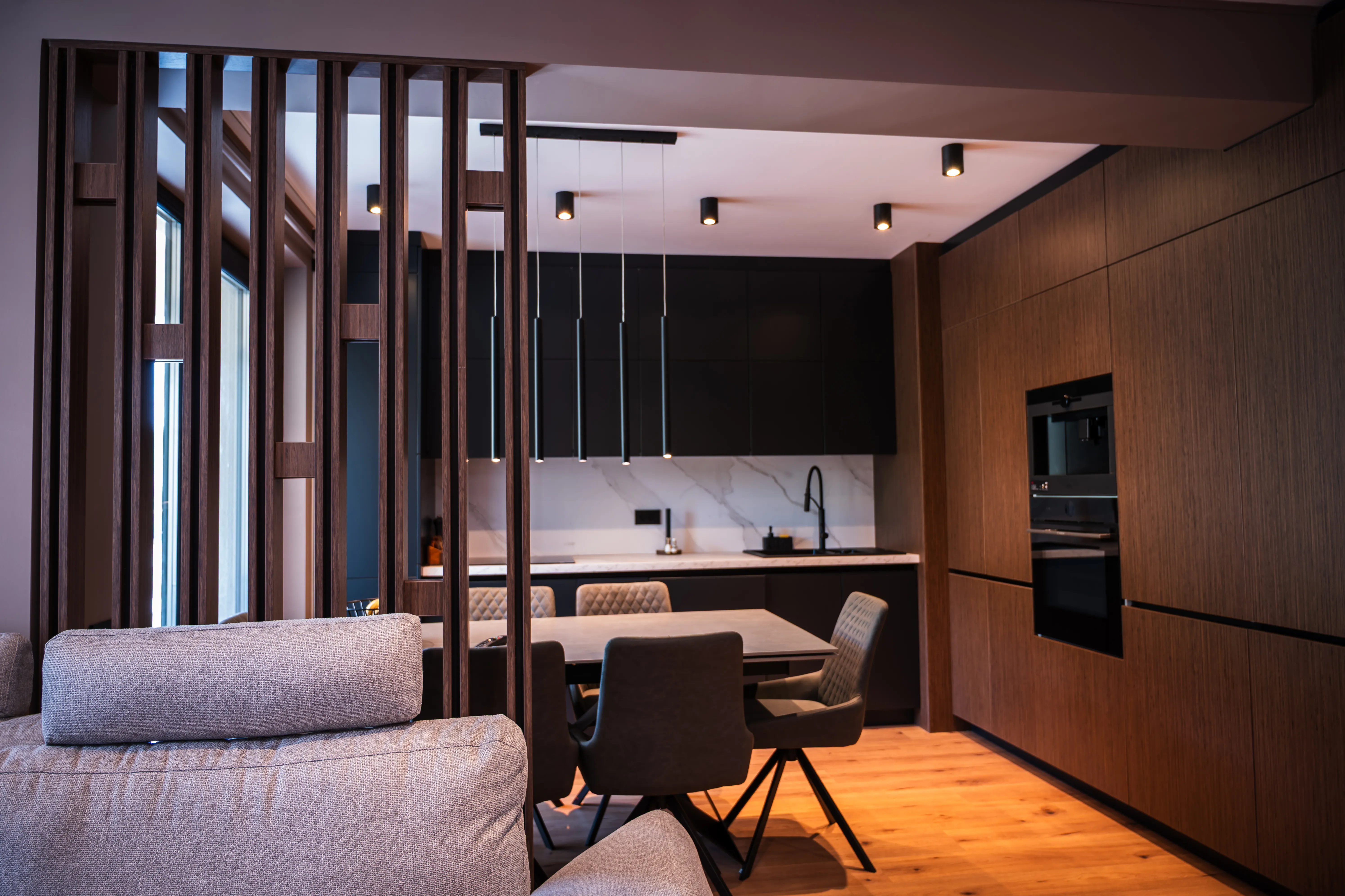 Bucătărie la comandă cu spațiu optimizat, realizată de Timberframe Concept
