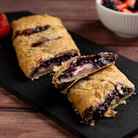 ROLLO DE HOJALDRE CON FRUTOS ROJOS