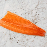 81908-wfmex-raw-filete-de-trucha-salmonada-con-piel-pescados-y-mariscos_900x900 1