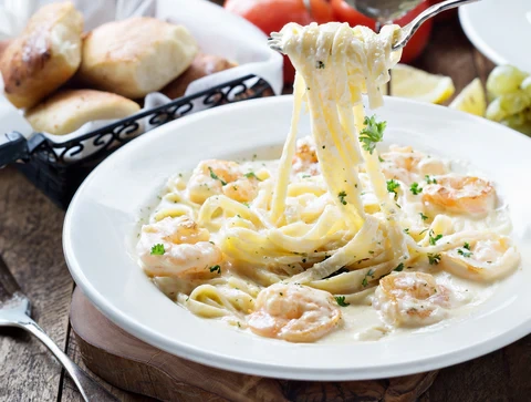 FETUCCINE ALFREDO CON CAMARONES