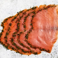 81751-carpaccio-de-salmon-marinado-al-eneldo-gravlaks-crudo 720x720-1
