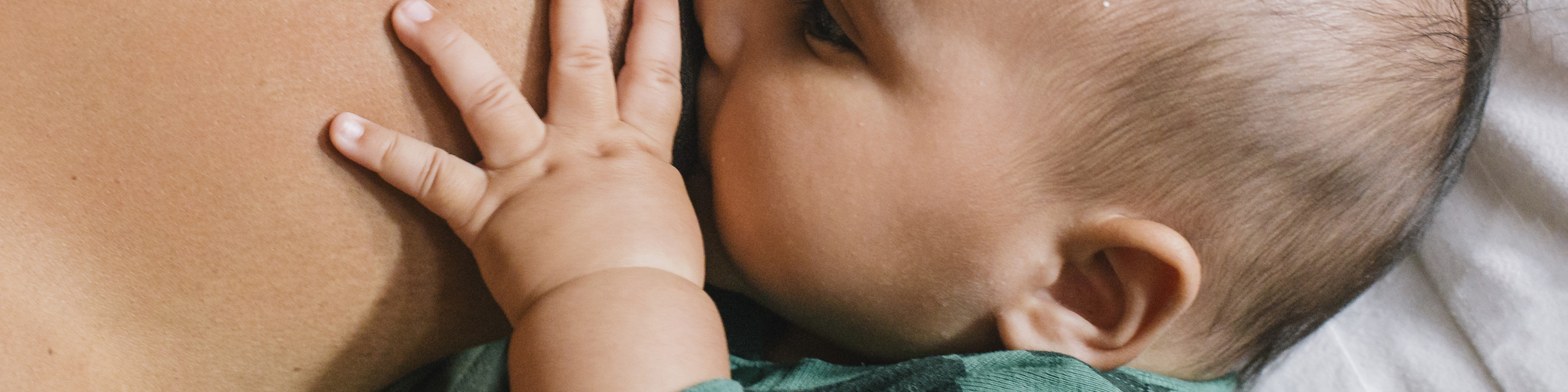 New to breastfeeding? No matter how you choose to feed your baby, these are positions that are recommended to support latching and prioritize comfort—including bottle-feeding and pumping.