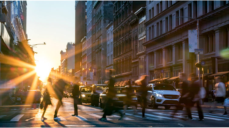 People crossing road_free