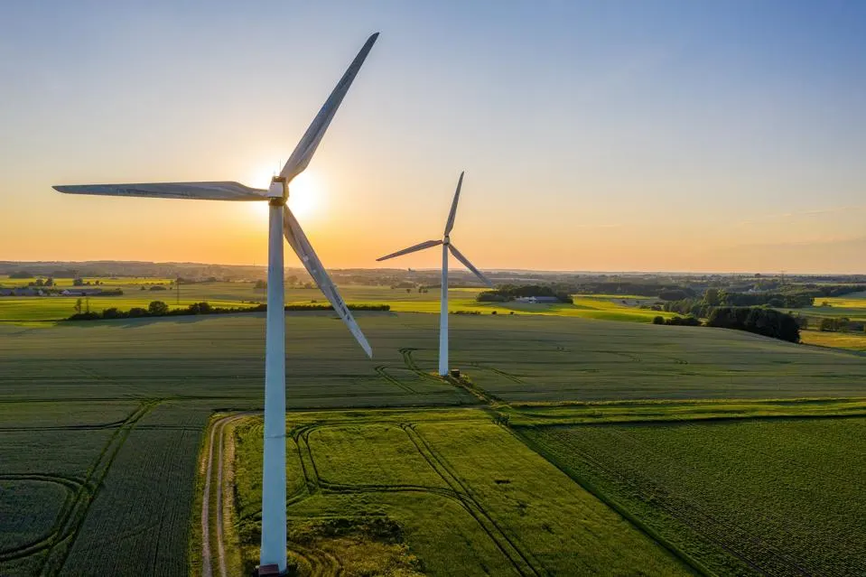 Wind turbines that produce electricity, built on a field in Skanderborg, Denmarkgetty