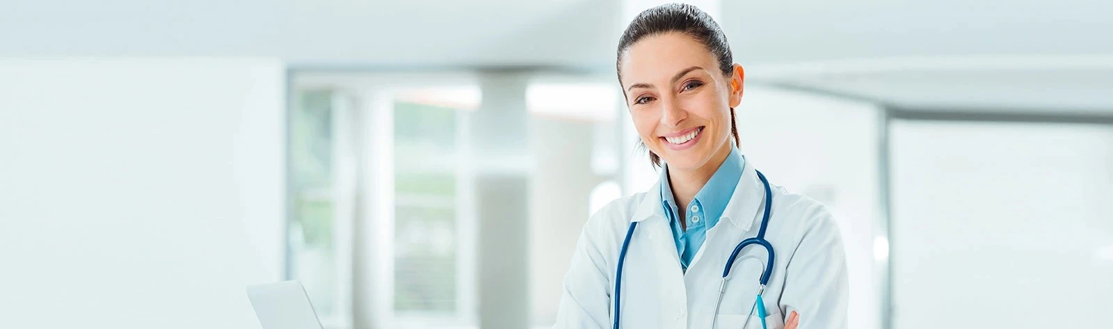 Doctor sonriente prescribiendo vitaminas Neurobion