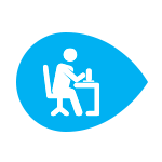 Persona trabajando en una computadora