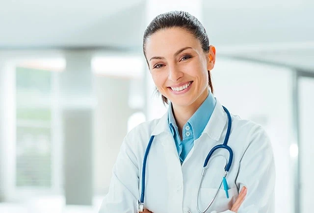 Doctor sonriente prescribiendo vitaminas Neurobion