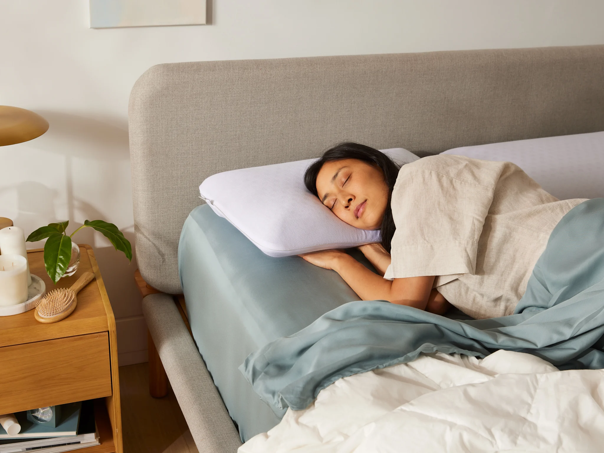 コアラリフレッシュピローで寝ている女性