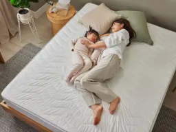 JP > PDP > Organic Cotton Mattress Protector > With Model 4