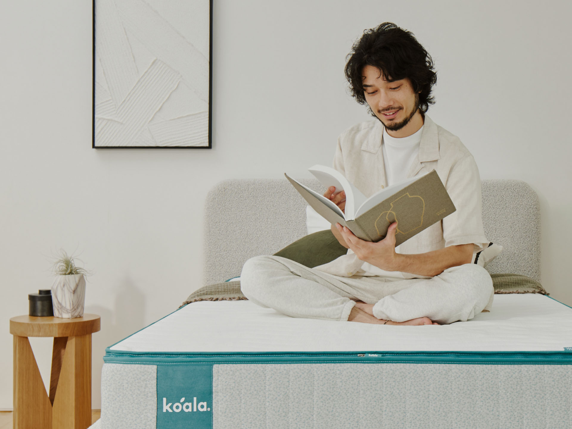 コアラのマットレスでくつろぐ男性 