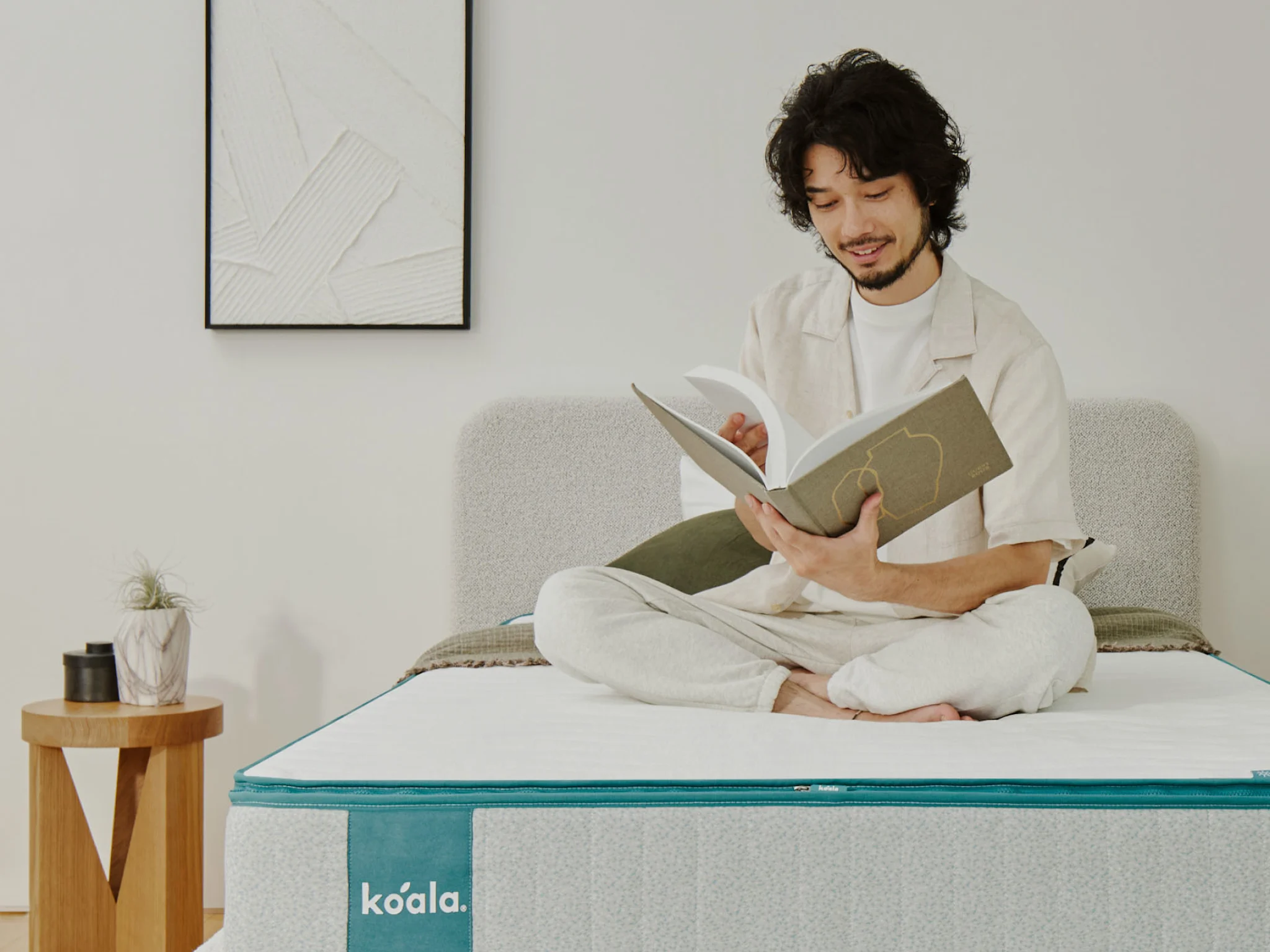 コアラのマットレスでくつろぐ男性