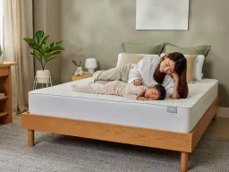 JP > PDP > Organic Cotton Mattress Protector > With Model 3