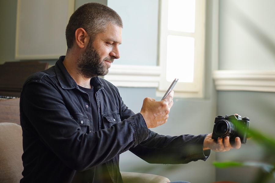 man selling his camera with ToriDiili