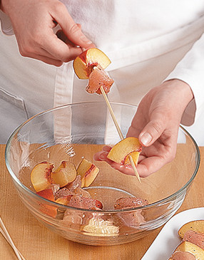Coat the pieces of chicken and peach with oil to prevent sticking on the grill, then thread on skewers.