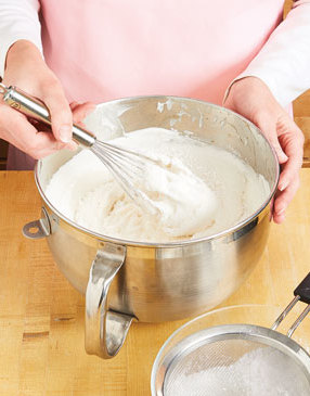 Angel-Food-Cake-with-Whipped-Cream-and-Strawberries-Step2