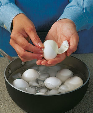 How to make and peel hard-boiled eggs are perhaps two of the most debated cooking questions. Here's an easy way to peel hard-boiled eggs.