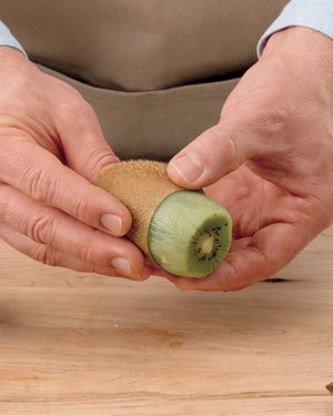 Tips-How-to-Peel-Kiwi