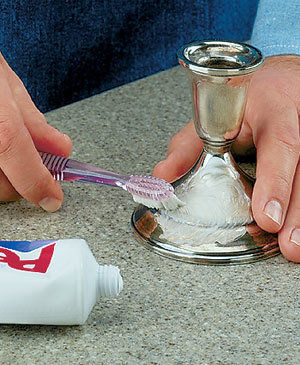 Tips-How-to-Use-Toothpaste-to-Polish-Silver