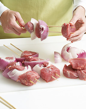 Alternately thread 4 pork cubes with chunks of onion onto double skewers.
