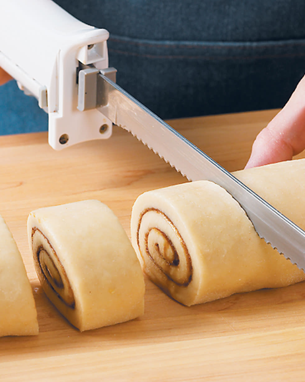 Tips-A-Simple-Trick-to-Make-Perfect-Cuts-through-Dough