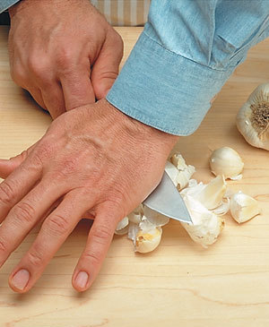 Tip-How-to-Peel-Head-of-Garlic