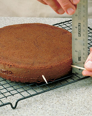 Tips-How-to-Cut-a-Cake-in-Half-with-Floss2