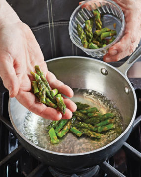 Creamy-Asparagus-Soup-with-Parsley-Puree-Step1