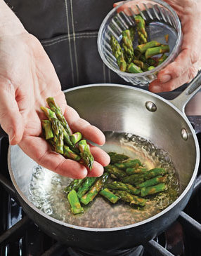 Creamy-Asparagus-Soup-with-Parsley-Puree-Step1