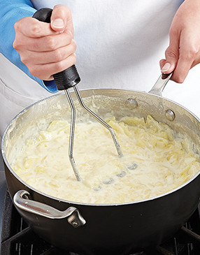 Since the liquid is already hot and all the ingredients are in the pan, mash them directly in the pan.