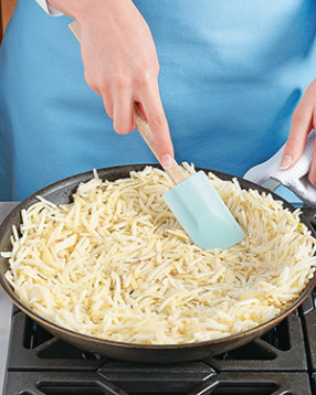 Push the hash browns up the sides of the skillet to form a pie crust, lightly pressing them as you go.