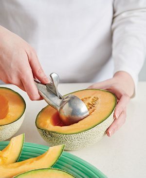How to Remove Seeds From a Melon
