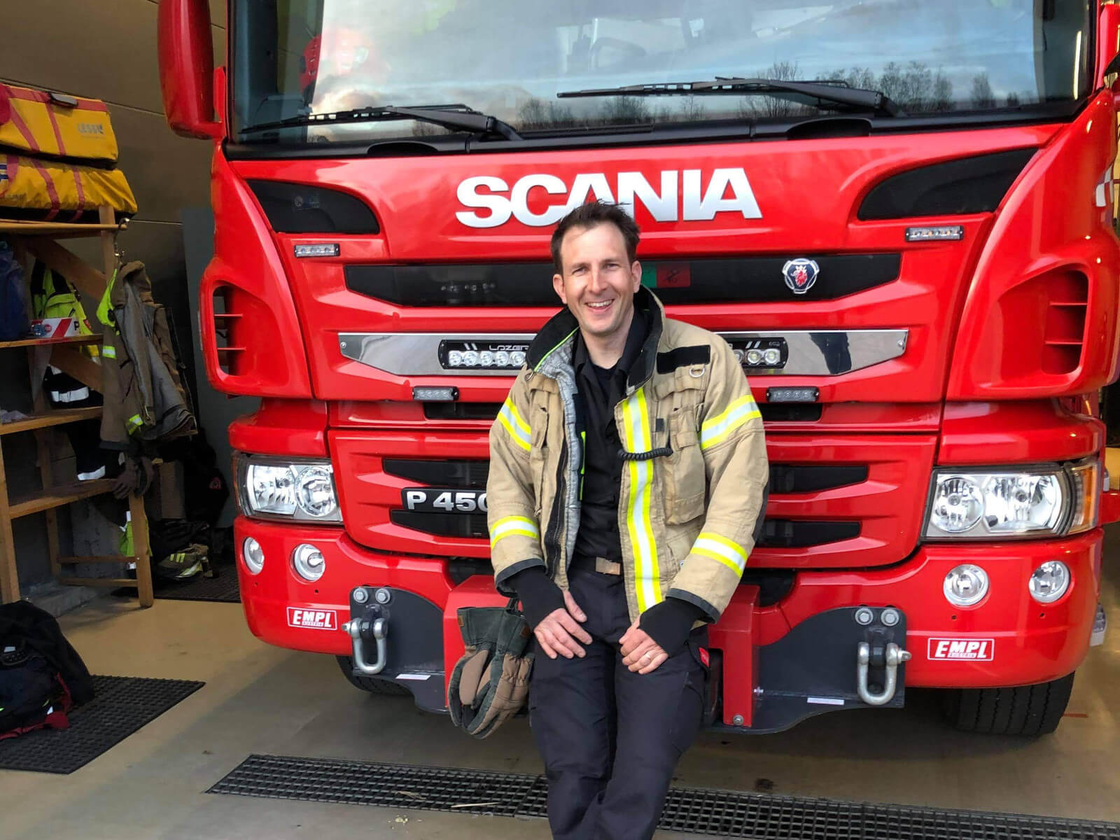 Glad man vid en brandbil
