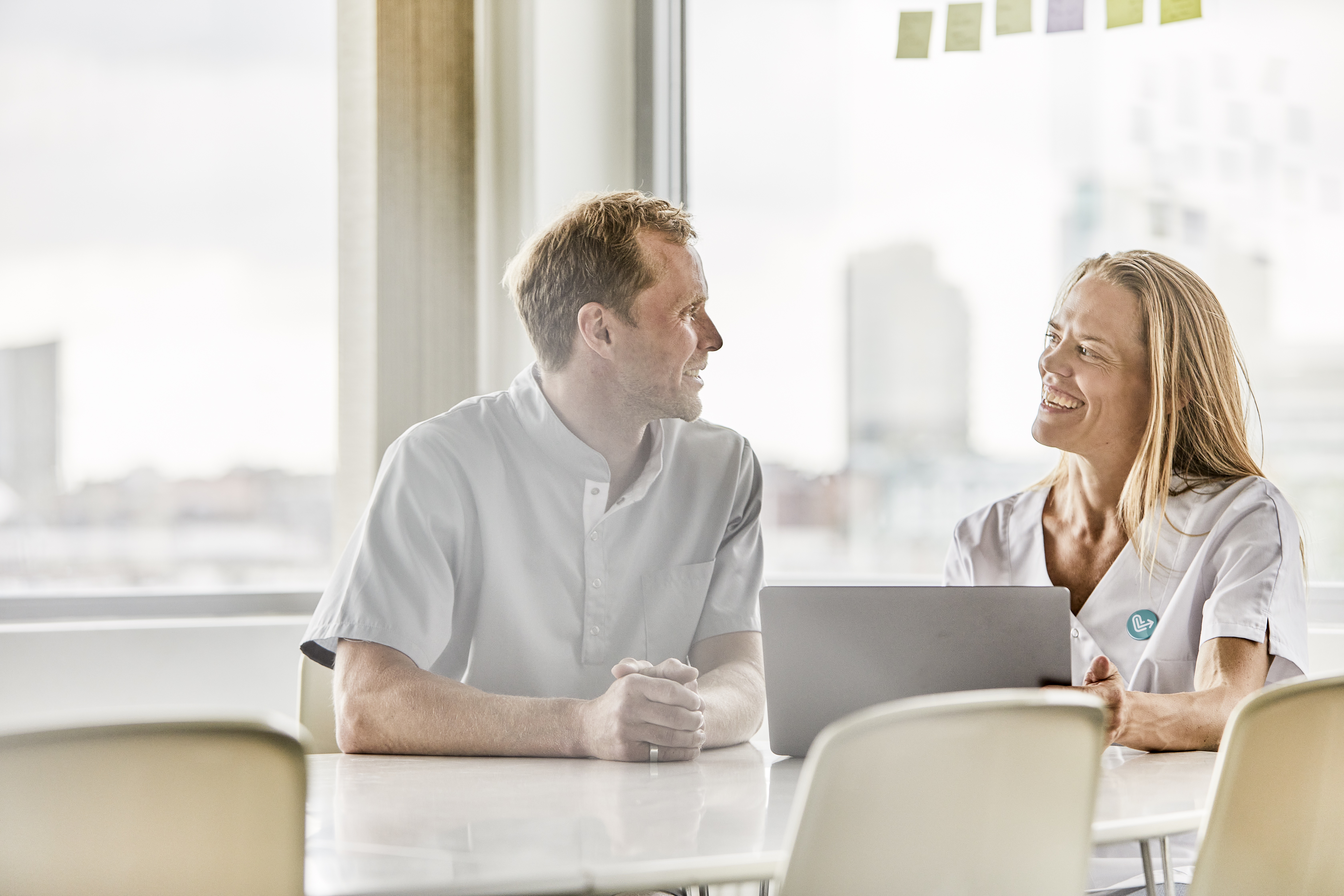 Hälsocoach och läkare i glatt samspråk