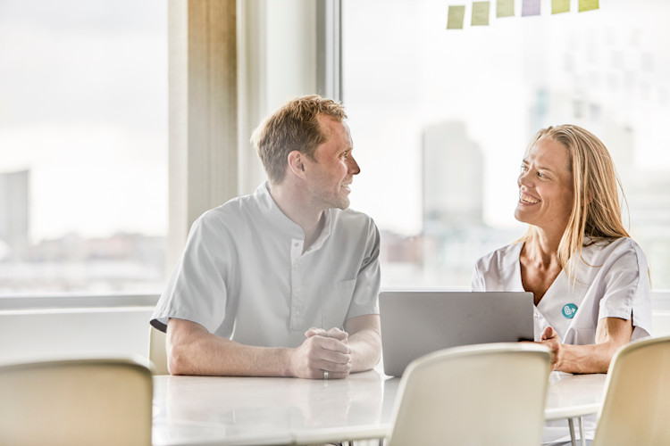Hälsocoach och läkare i glatt samspråk