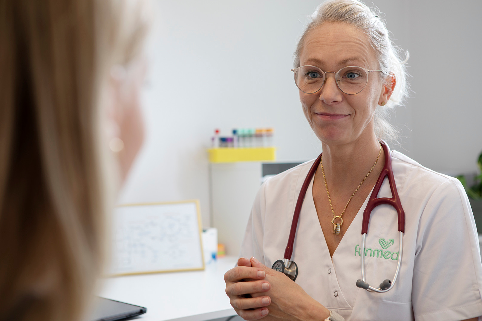 Funmeds läkare Jannike i samtal med en patient.