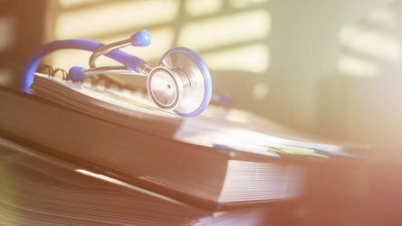 Tjock bok och stetoskop