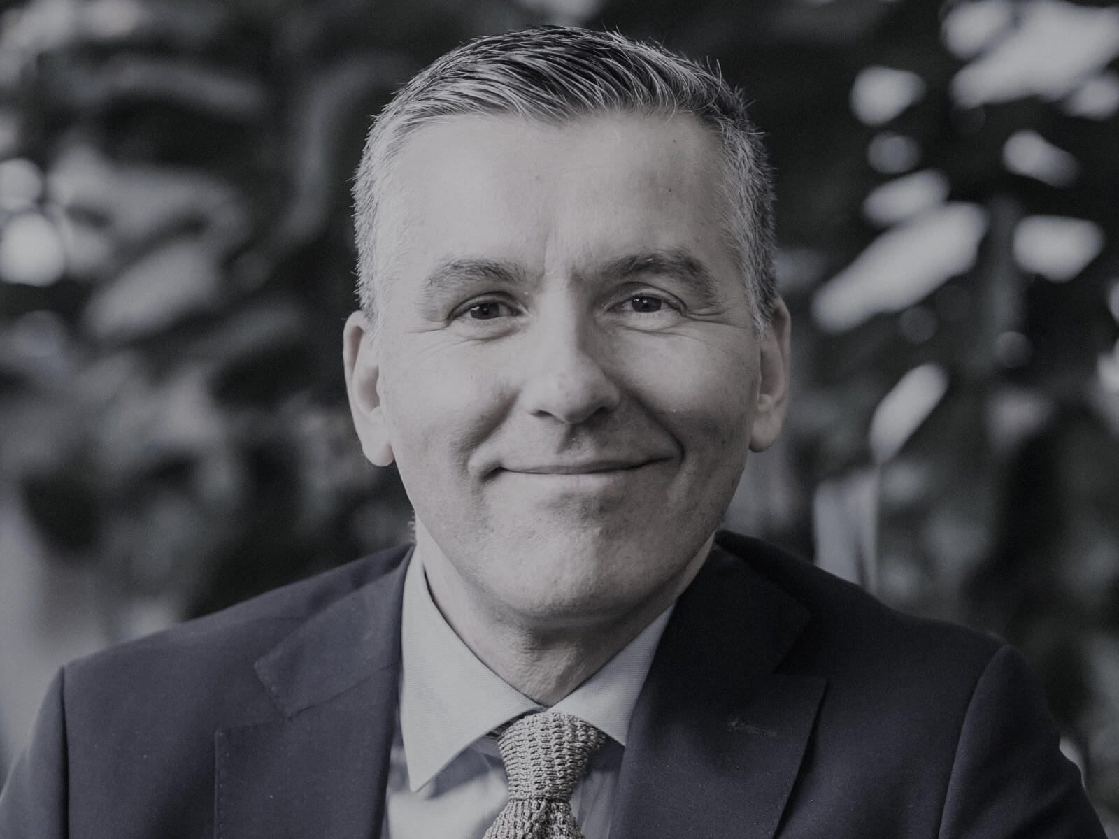 Glad och nöjd man i kostym