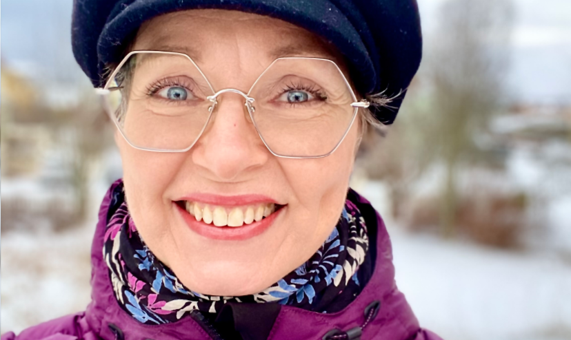 Glad kvinna, patient på Funmed, i närbild.