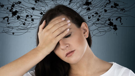 Trött kvinna med handen för pannan