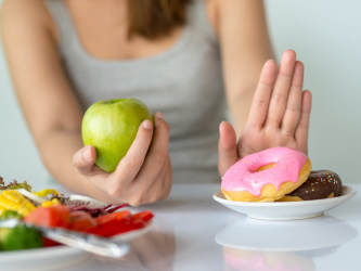 Hand som säger stopp till donuts