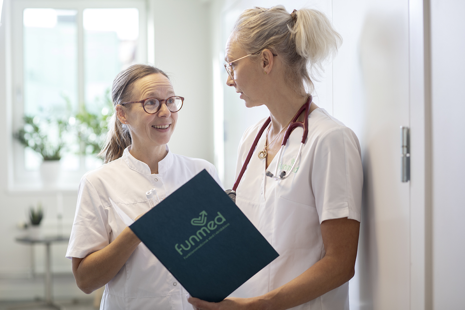 Funmeds läkare Jannike och sjuksköterska Elisabeth i samspråk på kliniken i Göteborg.