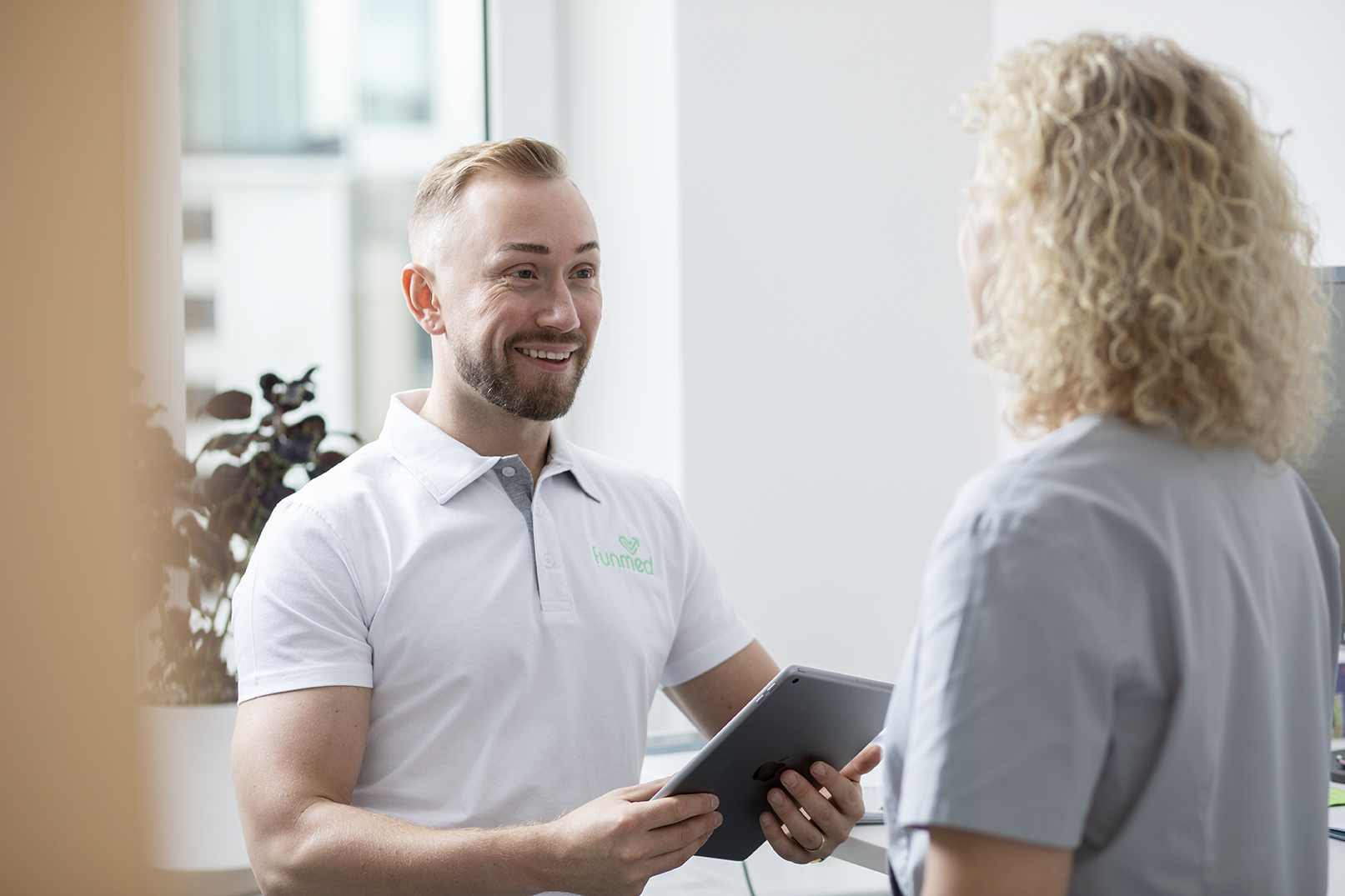 Kollegor på Funmed har en trevlig stund på kliniken i Göteborg.