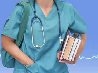 Läkarstudent med stetoskop och böcker under armen