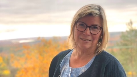 Kvinna ute i höstväder